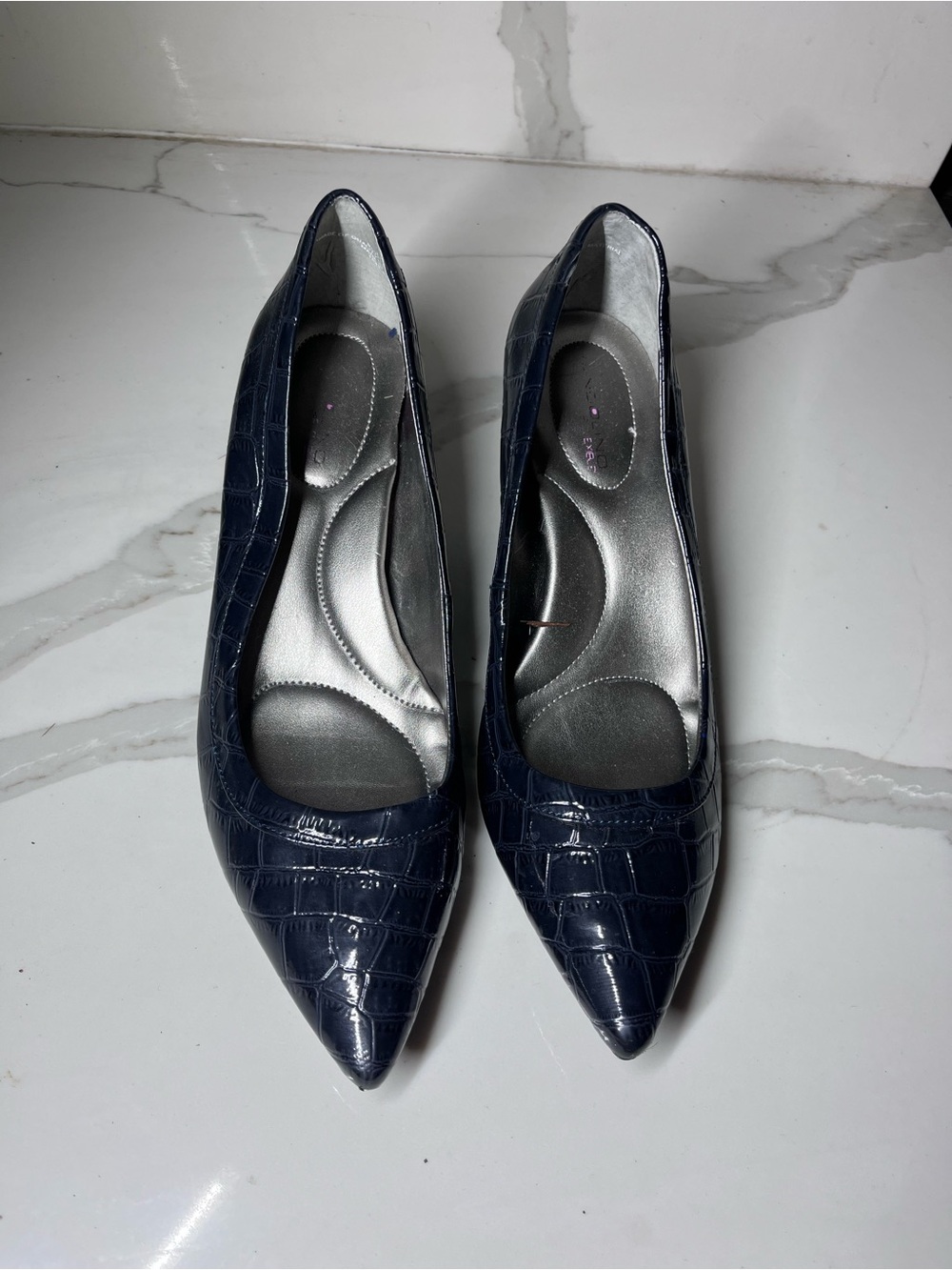 Kitten Heels Pump Women’s Size 8 Navy Blue laquer Pointed Toe Heels